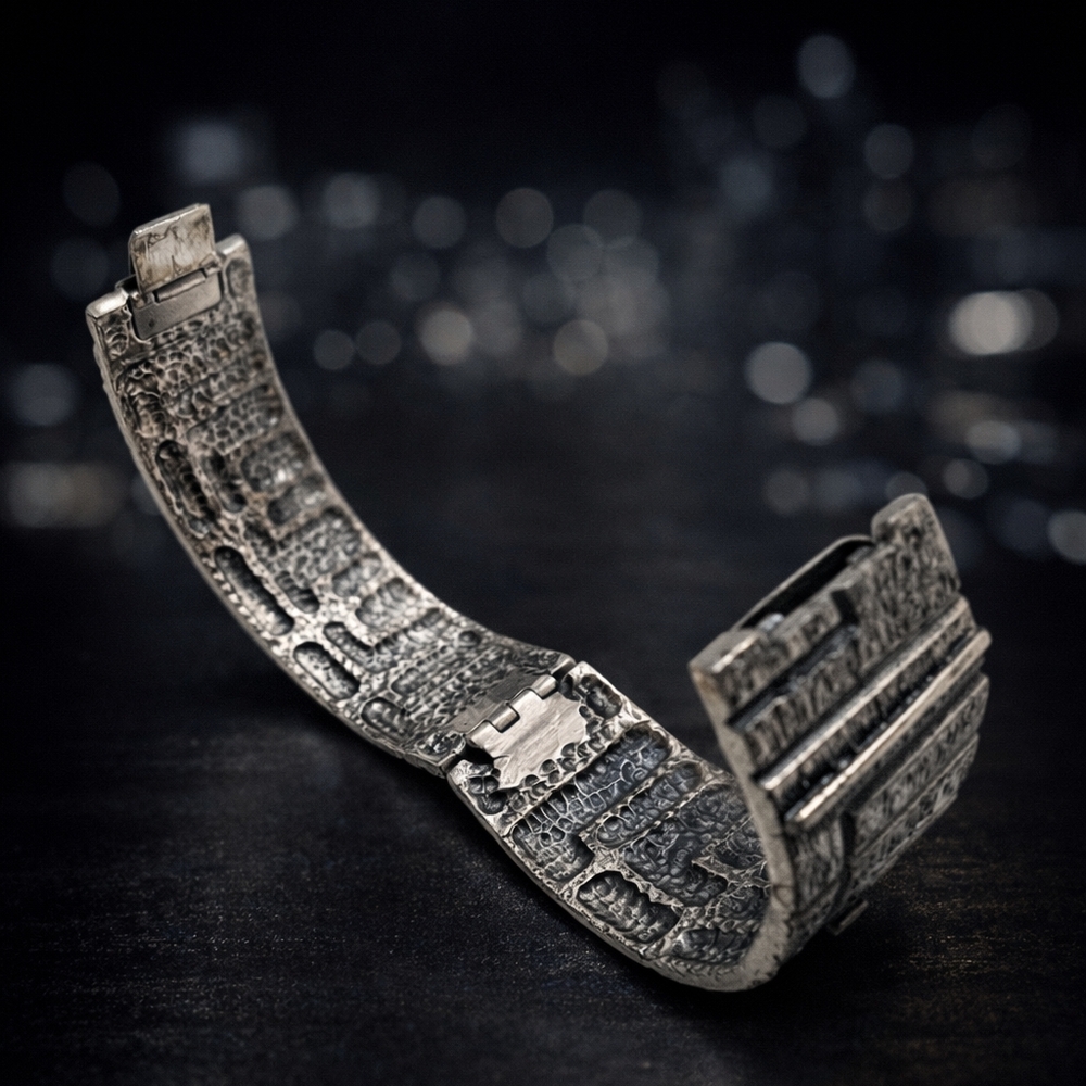 Darveau Vintage Unisex Textured Pewter Hinged Bracelet - Picture 7 of 8